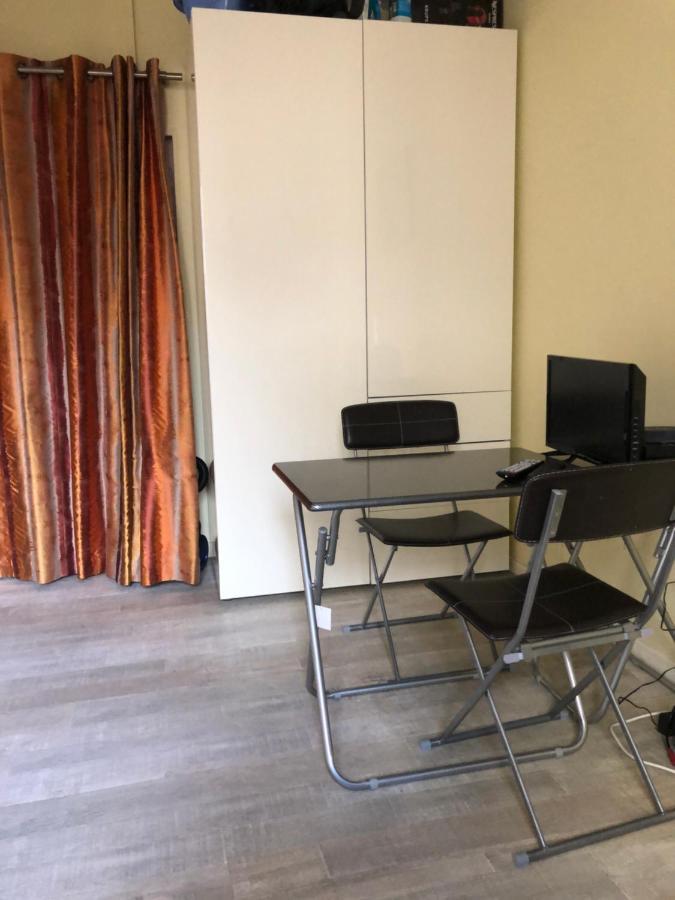 23 Rue De La Chapelle Apartment Париж Екстериор снимка
